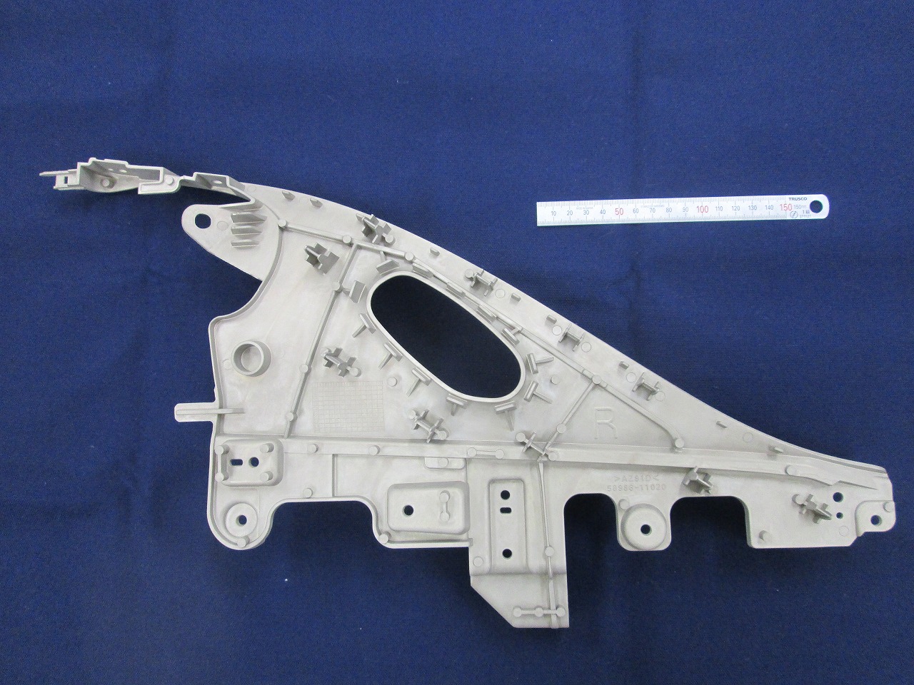 自動車内装部品（コンソール）